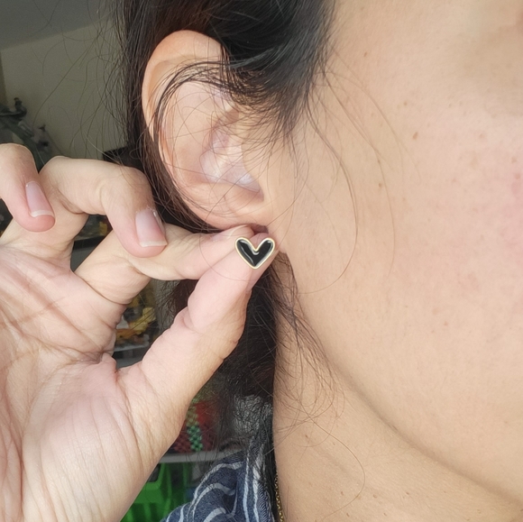 New gold tone and enamel studs black white hearts - Picture 2 of 6